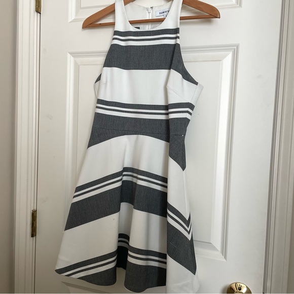 ELIZABETH & JAMES Magdalena Dress Gray White Striped Fit Flare  - Size 6 - Picture 1 of 12